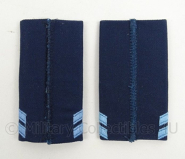 KLu Luchtmacht DT epauletten rang Korporaal der 1e klasse / Korporaal Militaire Academie - per paar - afmeting 5 x 9,5 cm -  origineel