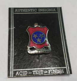 US Army "Undique Venimus" unit crest metaal - 2,8 x 2,1 cm - origineel