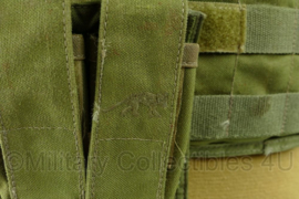 TT Tasmanian Tiger TT Chest Rig met droppouch, double pistol mag pouch, 4 M4 mag pouches en 2 utility pouches - gedragen - origineel