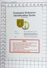 1 (German/Netherlands) Corps Explosive Ordnance Identification Guide documenten set - 14 x 10 cm - origineel