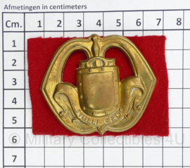 KL Nederlandse leger 1e model Infanterie baretembleem - met buigpennen - 7,5 x 5,5 cm - origineel