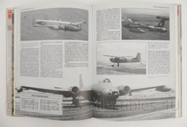 Die Suid-Afrikaanse krygsmag Helmoed-Römer Heitman  24 x 23½ x 2 cm