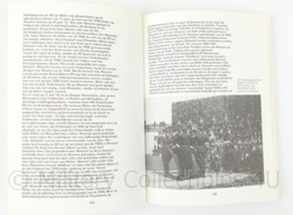 Boek De Zwarte Kameraden. Een geïllustreerde geschiedenis van de NSB - 23 x 17 x 2 cm