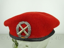 Originele rode baret met metalen insigne - Artillerie - maat 52 t/m 64 - origineel