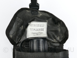 Defensie veldfles 1 liter Avon ZWART MET OPBOUWTAS veldfles  -  ook geschikt voor drinken met AMF12 gasmasker op AMF12 NBC masker - origineel