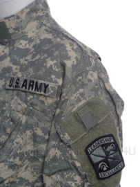 US Army ACU camo jas - "Bray" -  met insignes "leadership excellence" -  Medium short - Origineel