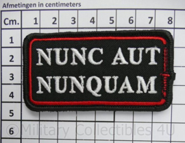 KCT Korps Commandotroepen Nunc Aut Nunquam patch zwart - met klittenband - 8 x 4½ cm