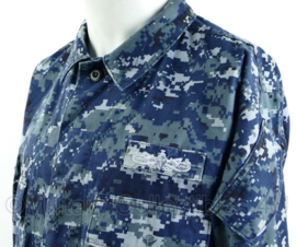 US Navy BDU field jacket met insigne - SWO Surface Warfare Officer - USN Navy blue digital - maat medium-regular  - origineel