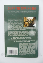 Boek Durf Te Springen - persoonlijke ervaringen van een Nederlandse marinier - Kees Amsterdam - 14 x 1,5 x 22 cm - origineel