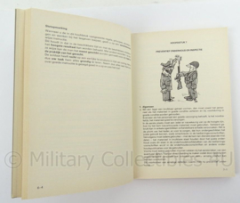 KL Landmacht Handboek voor het dienstplichtig kader uit 1975 - VS 2-1351 - afmeting 20 x 14 cm - origineel