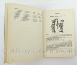 KL Landmacht Handboek voor het dienstplichtig kader uit 1973 - VS 2-1351 - afmeting 20 x 14 cm - origineel