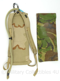 KL Landmacht Camelbak met desert en woodland cover - afmeting 44,5 x 16 cm - origineel