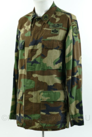 US Army BDU field jacket met insignes - 82nd airborne division - staff sergeant grade 3 rank - woodland - maat small - gedragen - origineel