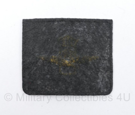 KLU Koninklijke Luchtmacht Luchtvaart Beveiliger brevet stof - zwarte ondergrond - 3,5 x 4 cm - origineel
