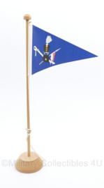 Zeldzaam defensie 4e Regiment Huzaren bureau vlaggetje - hoogte 31 cm - origineel