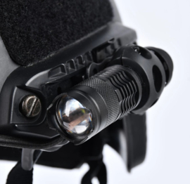 Tactical helmet flashlight voor in de rails van de MICH FAST helm