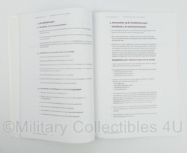 Nederlandse Brandweeracademie NIFV tekstboek en werkboek Voertuigbediener - 21,5 x 1,5 x 29,5 cm - origineel