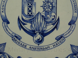 KMAR Koninklijke Marechaussee Brigade Amsterdam-Haven wandbord - 8 nov 1946 - 24 x 24 cm - origineel