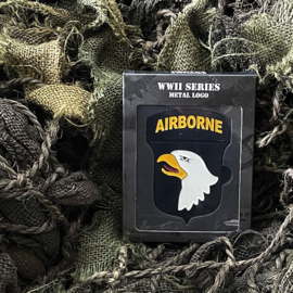 Metalen logo WW2 101st Airborne Division - in luxe doosje - met 3M dubbelzijdig plakfoam!