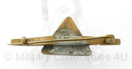 WO2 NSB draagteken op dasspeld - 5 x 2 cm - origineel