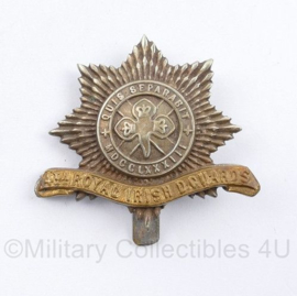 Britse cap badge 4th Royal Irish Dragoon Guards - 5 x 4,5 cm - origineel