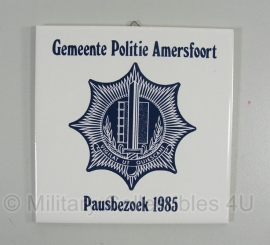 Tegel Gemeente politie Amersfoort - Pausbezoek 1985 - origineel