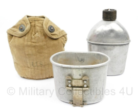 WO2 US Army veldfles set - Khaki hoes 1942 / RVS fles Vollrath 1943 met alUminium beker - met naam en nr. soldaat op de hoes - origineel