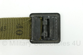 WO2 US OD Groene US manschaps Broekriem / trouser belt M1937 gestempeld US JQMD 1945 - maat 95 cm - origineel 1945