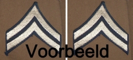 Het aanbrengen van 2 rank stripes op een jas