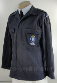 KMAR Marechaussee vorig model uniform basis jas - donkerblauw - MET insignes - 104 of 108 cm. borstomtrek - origineel