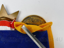 Medaille balk met Medaille voor Krijgsverrichtingen, Ereteken voor orde en Vrede met gesp en trouwe dienst medaille - 10,5 x 8 cm - origineel