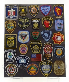 Amerikaanse politie 26 stuks emblemen set in lijst 60 x 50 cm. - origineel