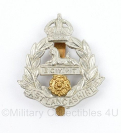 Wo2 Britse cap badge East Lancashire Regiment - Kings Crown  - 5 x 4,5 cm - origineel