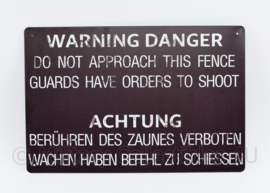 Warning Danger Do not approach this fence Guards have orders to shoot  - 30 x 20 cm - nieuw gemaakte metalen plaat