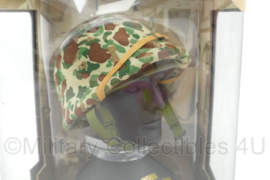 WWII USMC M1 Combat Helmet US Marines miniatuur helm op standaard - 10,5 x 10,5 x 14,5 cm - nieuw in doos