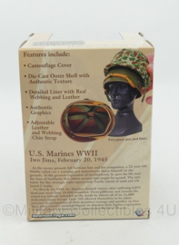 WWII USMC M1 Combat Helmet US Marines miniatuur helm op standaard - 10,5 x 10,5 x 14,5 cm - nieuw in doos