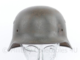 WO2 Duitse M40 Stahlhelm Single decal ET64 - met battle damage - origineel