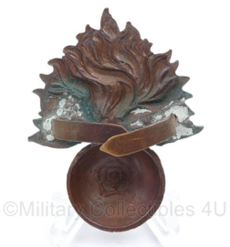 Britse WO2 cap badge The Royal Fusiliers - 5 x 4,5 cm - origineel