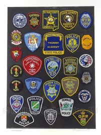Amerikaanse 28 stuks politie emblemen set in lijst 60 x 50 cm. - origineel