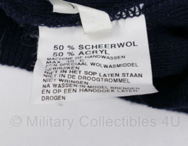 Donkerblauwe sweater met horizontale rode streep - maat Medium - NIEUW - origineel