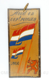 Nederlandse Moed en Vertrouwen 1940 wandbord handbeschilderd - 26,5 x 12,5 cm - origineel