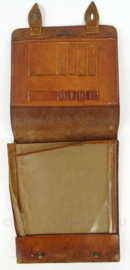 Dienst Kwartiermeester Generaal DKG bruin lederen kaartentas eind jaren 40 / jaren 50 - zeldzaam - afmeting 28 x 31 cm - origineel