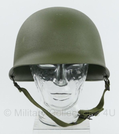 US Army WO2 model M1 helm met correcte kinriem en kurklaag - ZONDER binnenhelm - bruikbaar als WO2 model