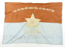 US Vietnam oorlog zeldzame vlag 1967 van de Vietcong - Nationaal Bevrijdingsfront voor de bevrijding van Zuidelijk Vietnam - Mặt Trận Giải Phóng Miền Nam Việt Nam - 52 x 73 cm - origineel