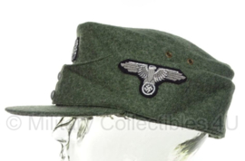 Duitse M43 pet Waffen SS officier  FELDGRAU - MET insignes  - 56 t/m 58 cm - replica