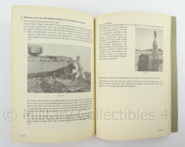 KL Landmacht Handboek voor het dienstplichtig kader uit 1975 - VS 2-1351 - afmeting 20 x 14 cm - origineel