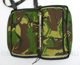 Defensie Woodland tas voor A4 ringband schrijfblok en schrijfwaren - 26,5 x 5 x 36 cm - origineel