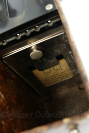 Zweedse Ericcson veldtelefoon met bakelieten kist en lederen draagriem  - 25,5 x 7,5 x 19 cm - origineel