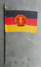 DDR vlag met stok - 70 x 50 cm - vlaggenstok 133 cm lang  - origineel