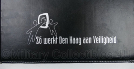 Luxe schrijfmap "Zo werkt Den Haag aan Veiligheid" zwart - 24,5 x 1 x 32 cm - licht gebruikt - origineel
